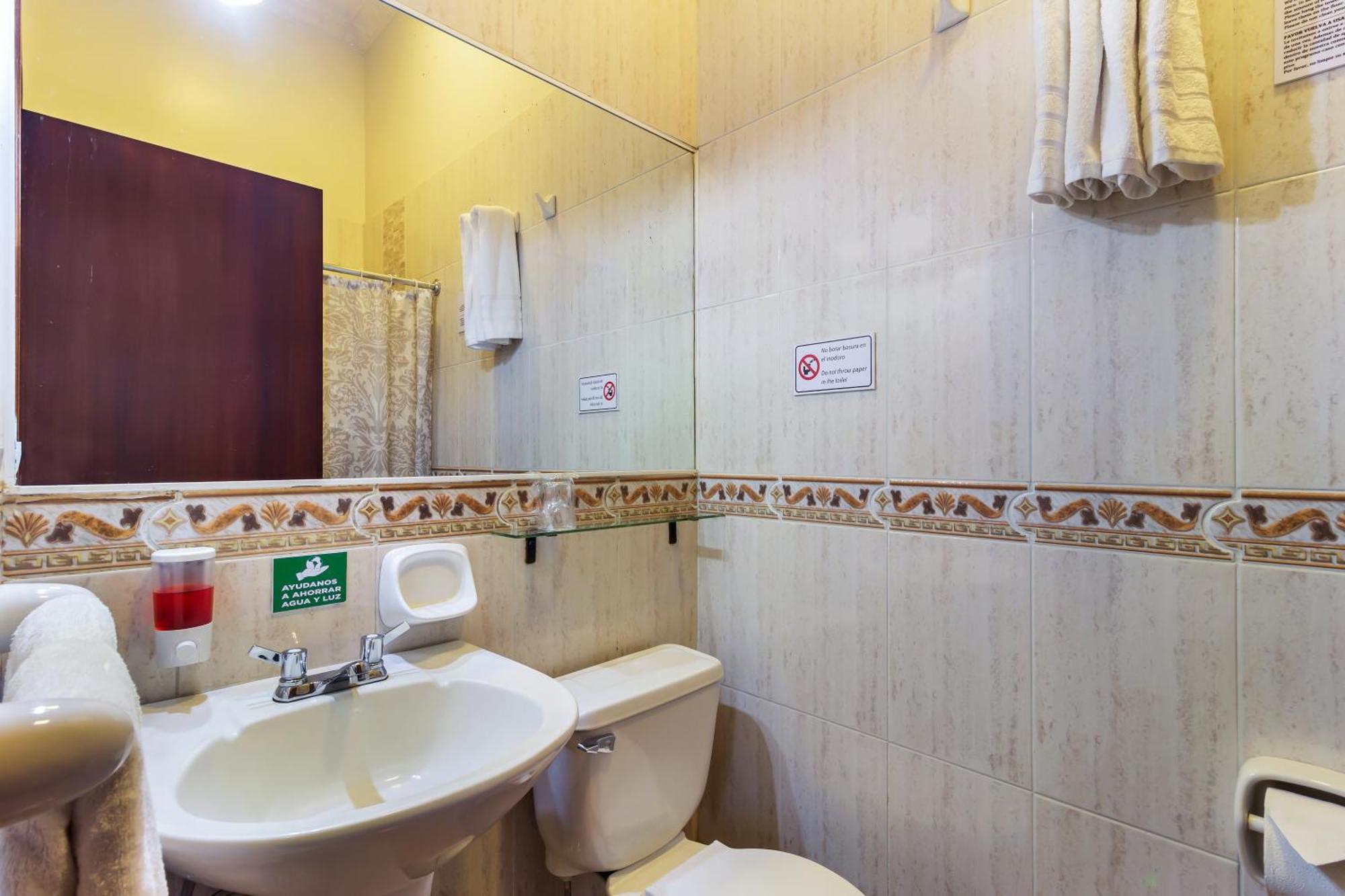 קיטו Hotel La Cartuja מראה חיצוני תמונה
