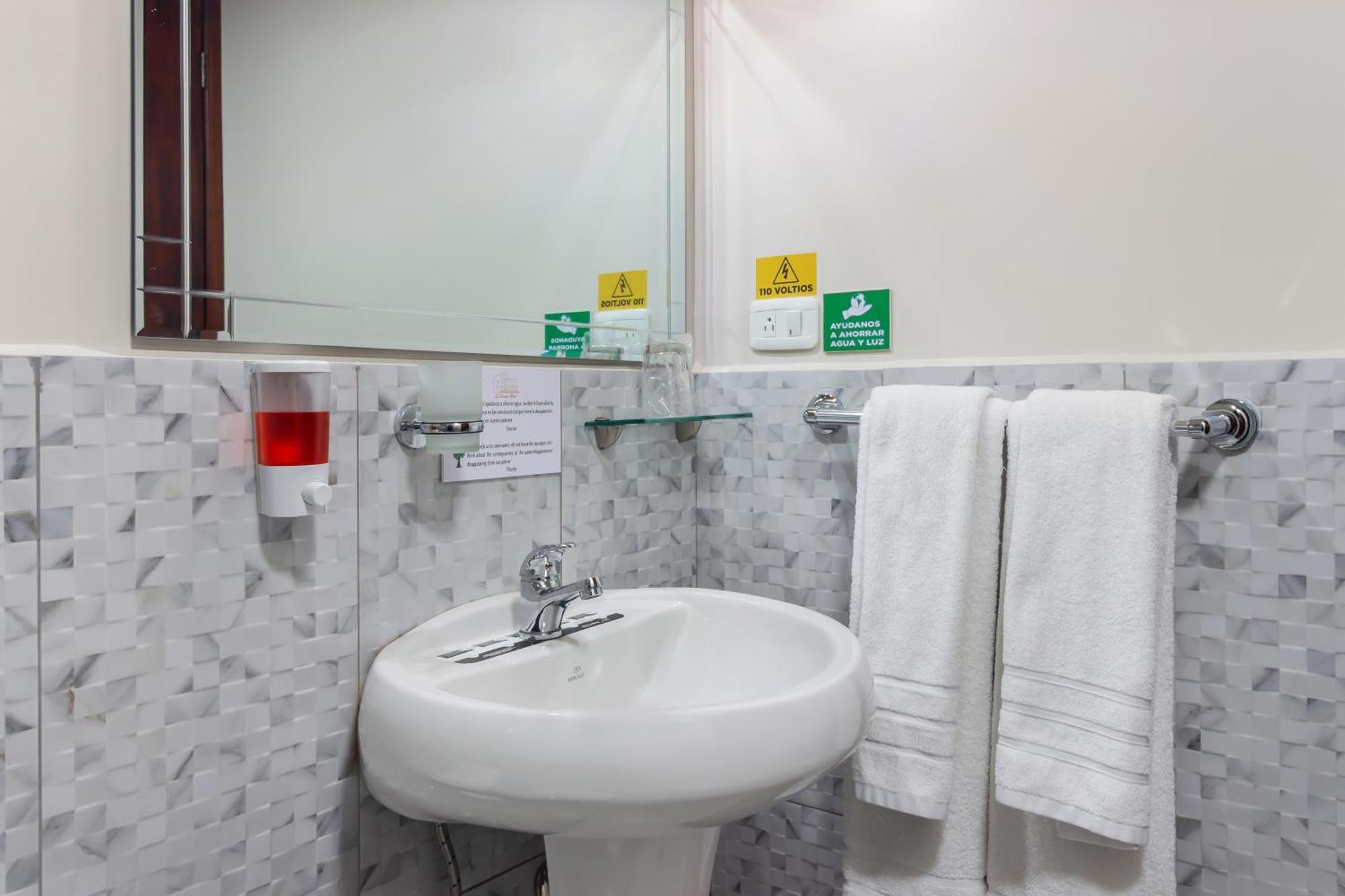 קיטו Hotel La Cartuja מראה חיצוני תמונה